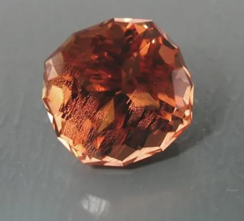 Comparison of aventurescence and adularescence under directional lighting