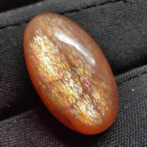 Microscopic lattice structure causing diffraction in rainbow lattice sunstone