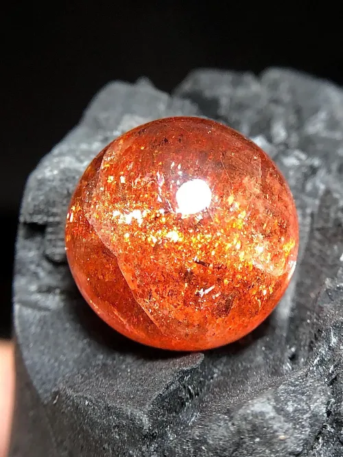 Microscopic view of copper platelet inclusions in sunstone