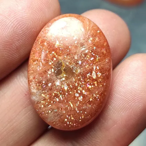 Sunstone color variations under transmitted light