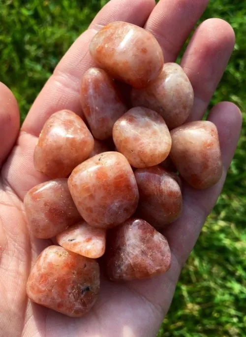 Sunstone jewelry displaying aventurescent reflection